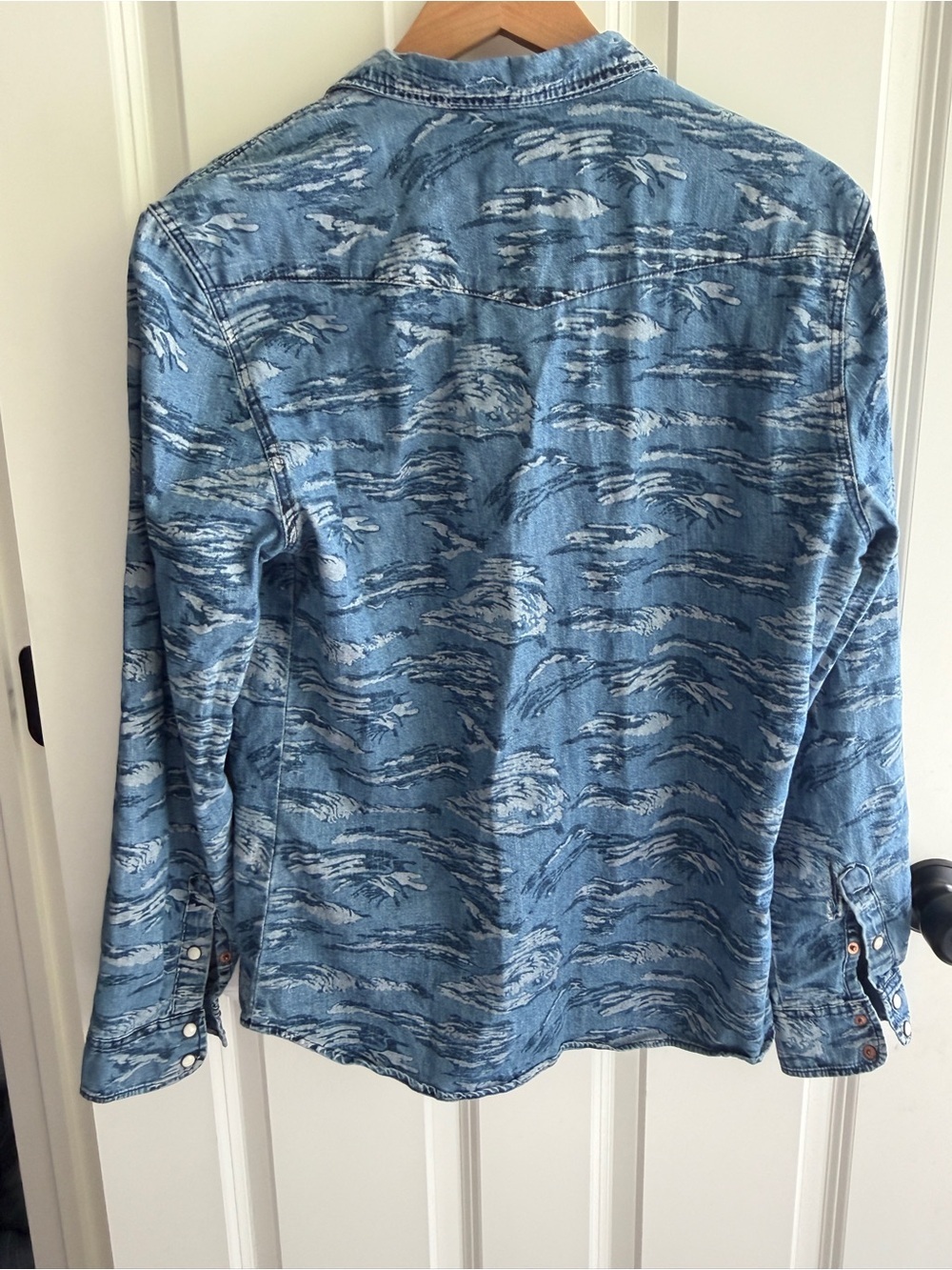 H&M Blue size M tiger stripe Denim- Button-Down Shirt. Pearl buttons. So cool. - Picture 4 of 7